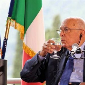 Napolitano: memilih pada April 2013, mengkhawatirkan ketegangan di partai-partai yang mendukung pemerintah