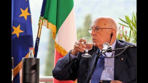 Napolitano: memilih pada April 2013, mengkhawatirkan ketegangan di partai-partai yang mendukung pemerintah