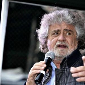 Esilarante Grillo: difende i vigili romani