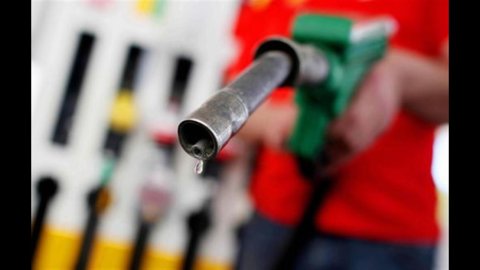 Benzina e diesel: prezzi stabili, da oggi gli sconti del weekend