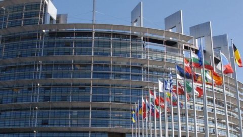 Parlamento Ue: ok all’accordo con la Svizzera sul segreto bancario. Scambio automatico dal 2018