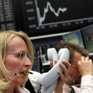 Il peggioramento dell’economia globale affossa le Borse: Milano e Madrid le peggiori, lo spread vola