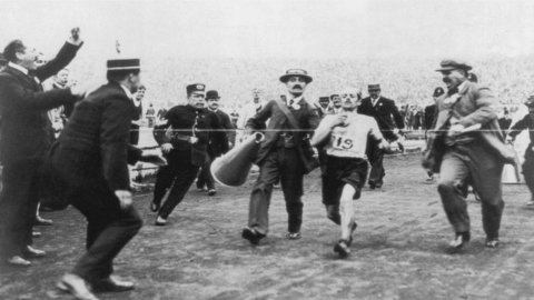 オリンピック - 1908 年、ドランド ピエトリはマラソンで優勝しましたが、失格となり、伝説となりました。
