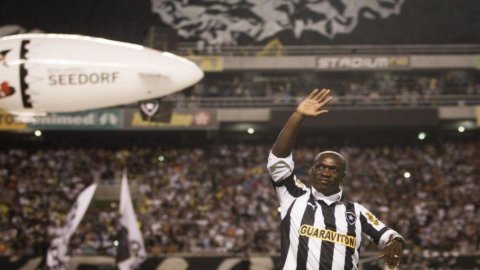 冠军 - Infinito Seedorf：36 岁时，他与 Botafogo 签订了一份价值 7,5 万欧元的两年合同