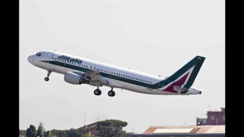 Alitalia: pronti 690 esuberi per un risparmio da 30 milioni