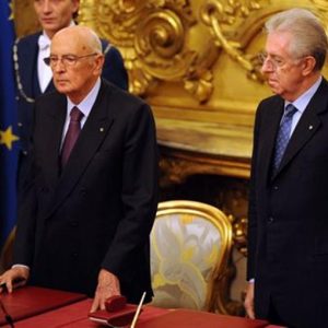 Napolitano menerima Monti di Quirinale: risiko default untuk Sisilia ada di atas meja