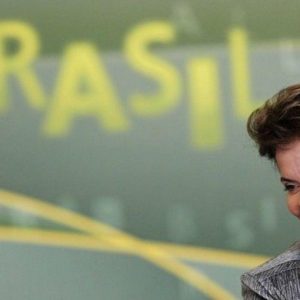 Es un Brasil partido por la mitad lo que decidirá el desafío Rousseff-Neves