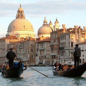 Tourismus, Venedig ist die Stadt mit den teuersten Hotels in Italien. Das billigste? Neapel