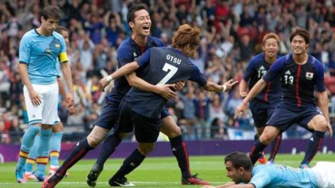 Olimpiadi, prima sorpresa: Spagna ko a calcio. Ma anche il Mondiale 2010 iniziò con una sconfitta…