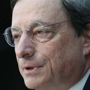 Draghi congela os mercados: Piazza Affari perde 4,6% e o spread ultrapassa 500