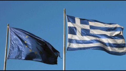 Greece, S&P cuts outlook from stable to negative