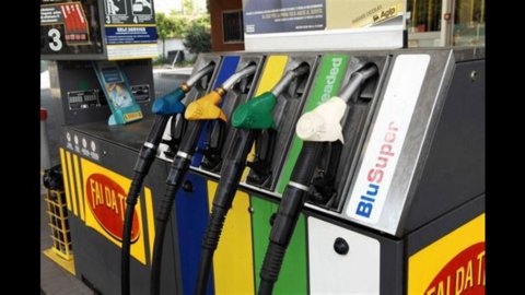 Gasoline, hot mid-August: tomorrow excise duties will increase by +0,51 cents