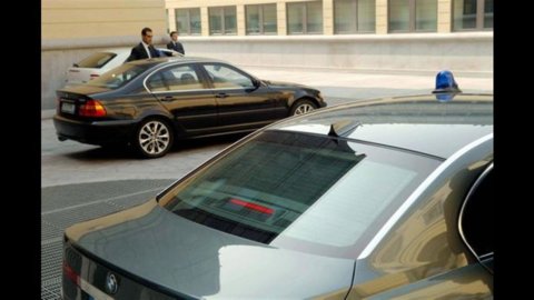 Voiture bleue, Casta résiste aux coupures