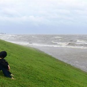 Isaac, New Orleans'ı hedef alır, ancak Katrina'dan daha az güçlüdür ve şehri atlatması beklenir.