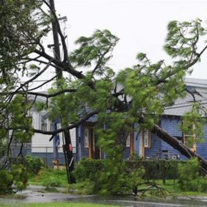 আইজ্যাক গ্রীষ্মমন্ডলীয় ঝড়ে নামিয়ে আনা হয়েছে, প্রথম প্রতিক্রিয়াকারীরা শুরু হয়েছে