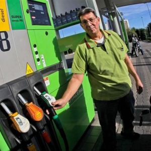 Benzina verde sotto 1,80 euro: ai minimi da febbraio