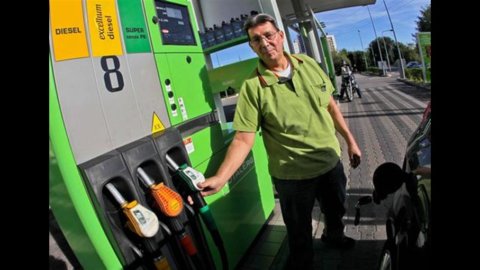 Carburanti: benzina stabile sopra i 2 euro al litro, vola il diesel al Sud: 1,853 euro