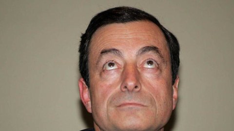 El toque mágico de Draghi baja el diferencial y el euro e impulsa bancos y bolsas