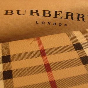 يصنع Goldman Sachs بطاقات تقرير فاخرة: Kering غير مستحسن ، Burberry و Ferragamo محفوظان