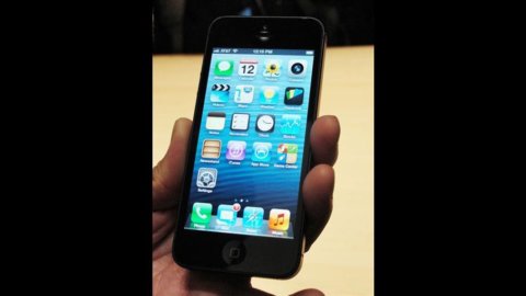 Apple, i pre-ordini dell’iPhone 5 battono ogni previsione