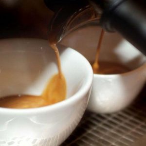 Ecco la “crisi del cappuccino”: la recessione colpisce anche l’industria del caffè, calano i consumi
