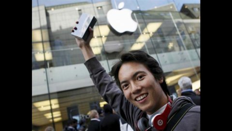 Beffa iPhone5, in Italia Apple applica un prezzo fino a 70 euro più alto che all’estero