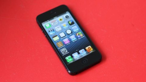 At&T, nuovi clienti inferiori alle attese per problemi con l’iphone5. Bene gli utili a 3,64 miliardi