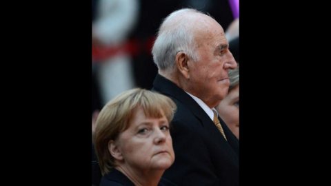 Merkel to Berlusconi: “Germany out of the euro? Illogical to say that it would not be a drama”