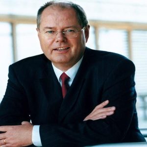 GERMANIA – Chi è Steinbrück, pupillo di Schmidt e uomo del rigore, scelto da SPD per sfidare Merkel
