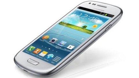 تتحدى Samsung Apple: ها هو Mini S3 ، له نفس أبعاد iPhone 5 ويكلف 450 يورو فقط