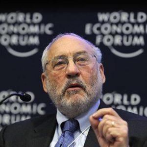 I premi Nobel Stiglitz e Sen respingono: “Critichiamo l’euro ma siamo fortemente europeisti”