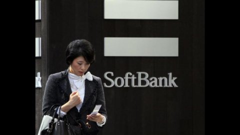 الاتصالات السلكية واللاسلكية: استحوذت شركة Softbank اليابانية على 70٪ من Sprint Nextel مقابل 20 مليار دولار