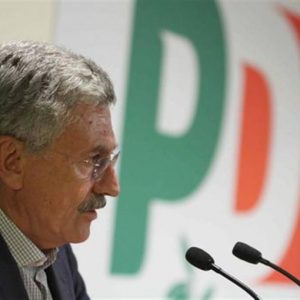 Bersani cede a Renzi e si mette la minigonna: sì al giovanilismo e no a D’Alema