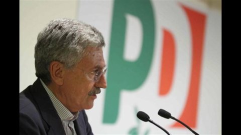 Bersani cede a Renzi e si mette la minigonna: sì al giovanilismo e no a D’Alema