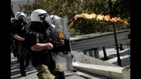Crisi, scontri in piazza ad Atene: un morto