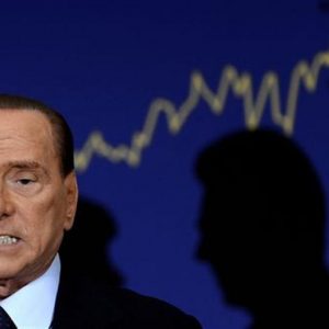 Ennesimo dietrofront di Berlusconi: “Dopo la condanna sono obbligato a restare in campo”