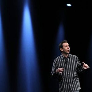 एप्पल, कुक ने दो शीर्ष प्रबंधकों को स्वदेश भेजा