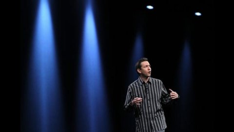 Apple и Кук отправили домой двух топ-менеджеров