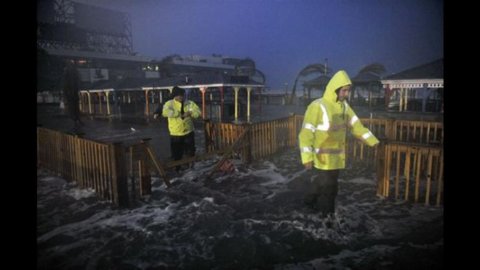 Usa: Sandy, alarm at a nuclear power plant in New Jersey. Obama declares 'state of catastrophe'