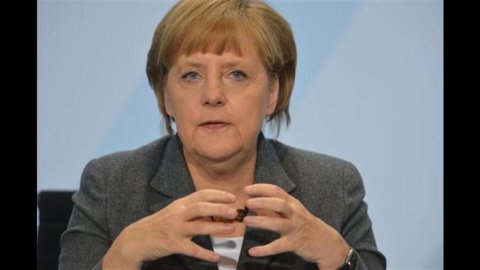 Merkel: “Gran Bretagna non si isoli. Necessario un accordo sul bilancio pluriennale entro novembre”