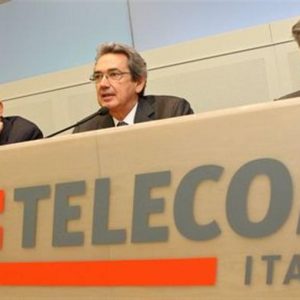 Bursa Efek memberi penghargaan kepada Telecom Italia yang mempertahankan profitabilitas dan menurunkan utang