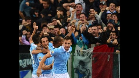 CAMPIONATO – Derby stregato per la Roma: la Lazio vince e convince anche per la follia di De Rossi