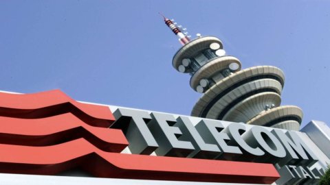 Telecom colloca bond da 1,3 miliardi, cade il titolo in Borsa