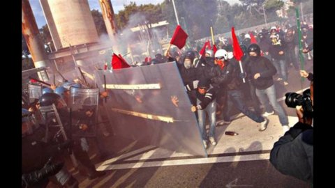 Sciopero generale: tensioni in tutta Italia, a Torino poliziotto ferito gravemente