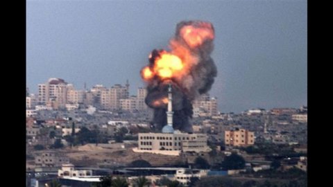 Israele-Hamas, tregua infranta a Gaza: riprendono raid e bombardamenti