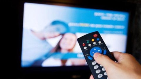 Altro che zapping: è la pigrizia con il telecomando a fare la fortuna dei canali tv