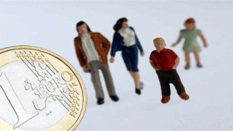 Istat: fiducia consumatori ai minimi dal 1996
