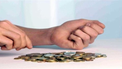 Bankitalia: reddito famiglie 2012 in calo di oltre il 2,5%. Istat: a ottobre retribuzioni +1,5%