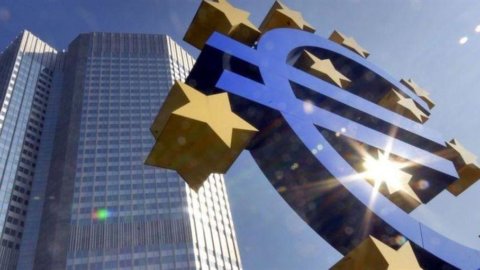 Bce: peggiorano previsioni su 2013 e 2014, allentare tutele sul lavoro