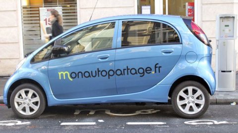 AutoLib, car sharing in Paris turns one year old: electric cars are made by Pininfarina